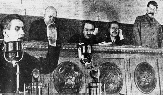 Stanisław Kosior był zagorzałym stalinistą. Zapewniło mu to stanowisko pierwszego sekretarza ukraińskiej kompartii. Jednak, gdy Stalin postanowił się rozprawić z Polakami, również on trafił do katowni NKWD. Na zdjęciu (drugie z lewej) wraz ze Stalinem na trybunie Pałacu Zjazdów w Moskwie. 1935 rok.