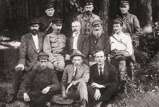 Julian Marchlewski (siedzi w środku) był zasłużonym bolszewikiem. To właśnie on stanął na czele Polrewkomu, gdy Armia Czerwona zaatakowała Polskę w 1920 r. Nic zatem dziwnego, że został patronem pierwszego Polskiego Rejonu Narodowego.