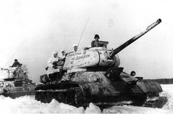 Radziecka piechota uczepiona pancerzy czołgów T-34. Tego obrazka rzecz jasna nie mogło również zabraknąć podczas rajdu Diaczenki.