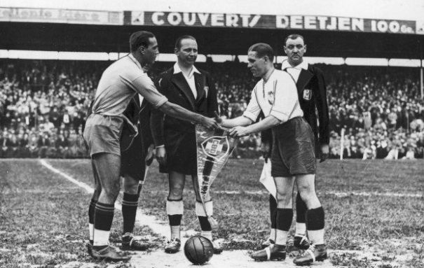 Początek meczu Polska-Brazylia w 1938 roku.