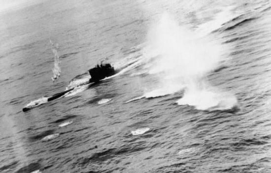 Pod koniec wojny największym zagrożeniem dla U-bootów było alianckie lotnictwo. Przekonała się o tym m.in. załoga U-625. Ich okręt został zatopiony przez łódź latającą "Sunderland".