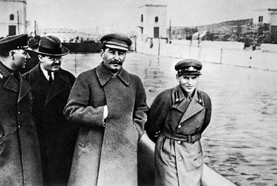 Swoją gorliwość w wykonywaniu zbrodniczych poleceń Stalina Jeżow (pierwszy z prawej) przypłacił życiem. Z tego zdjęcia również zniknie.