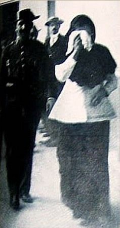 Enriqueta wiedziała za dużo, dlatego musiała zginąć. Na zdjęciu zaraz po aresztowaniu.