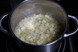 01. Wytapianie smalcu (fot. Videoreceptycom; lic. CC ASA 3.0)