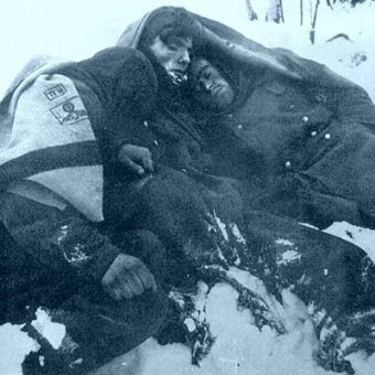 Mróz - podstępny zabójca. Na zdjęciu zamarznięci niemieccy żołnierze pod Stalingradem.